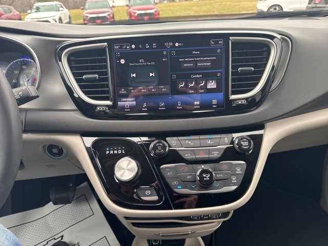 Used 2024 Chrysler Pacifica Touring-L image 17