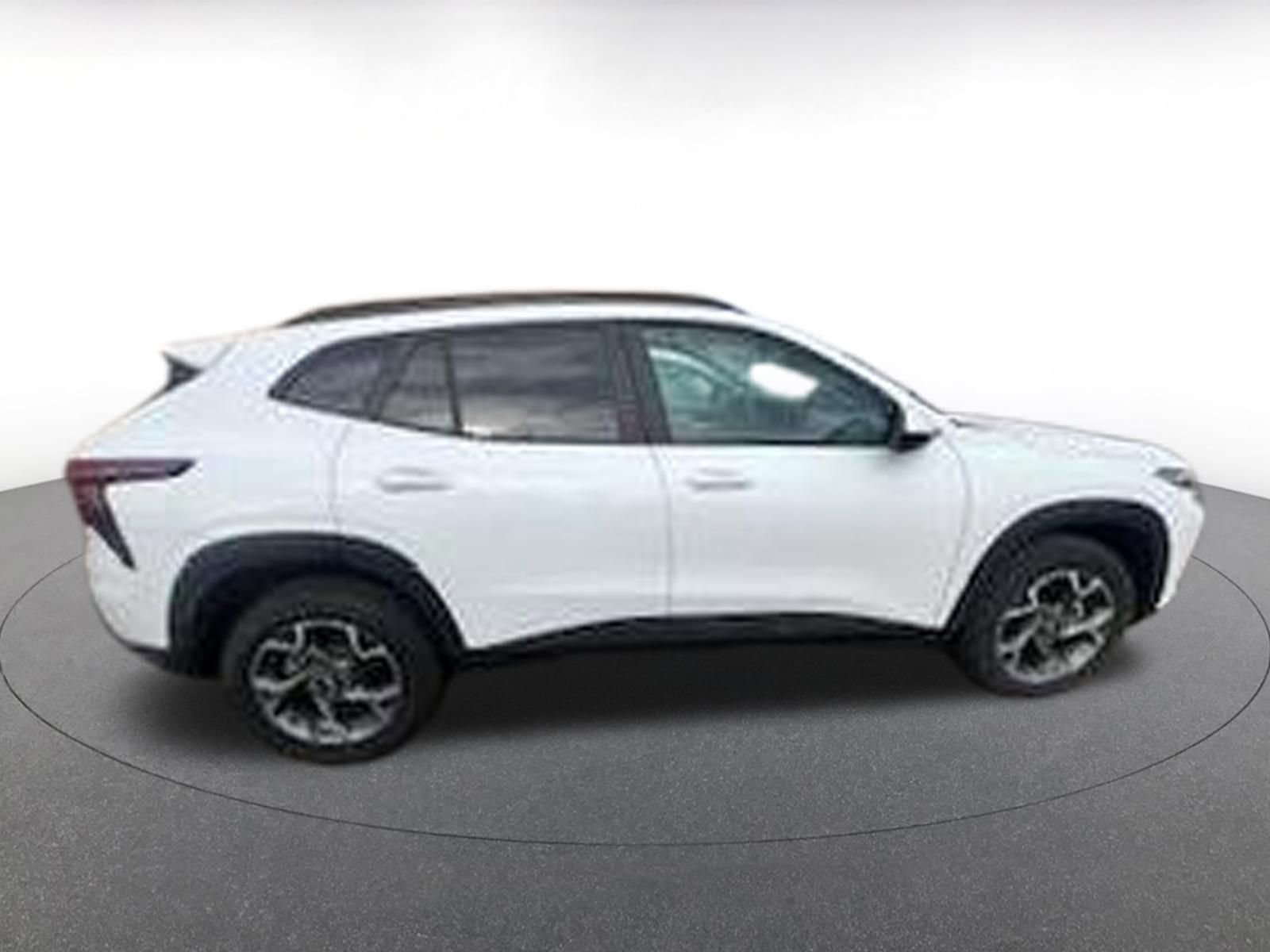 Used 2025 Chevrolet Trax LT image 7