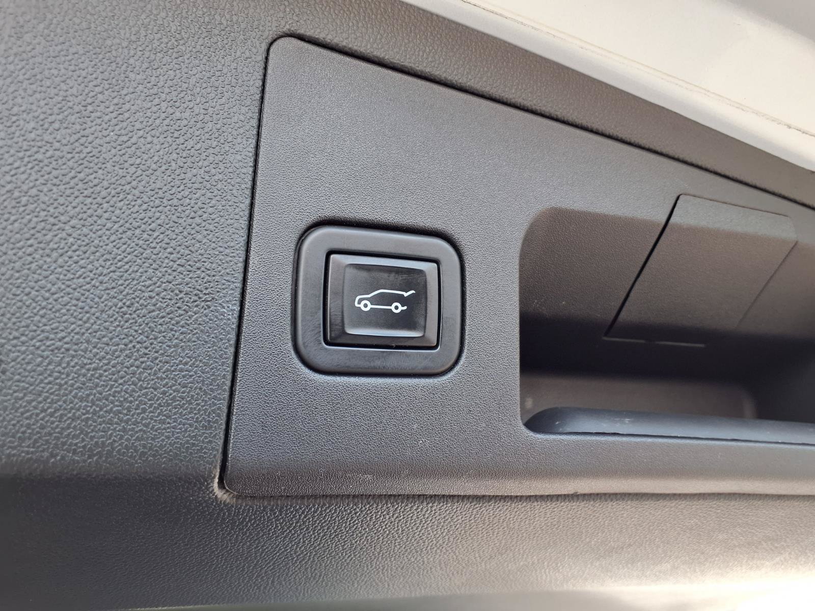 Certified 2024 Cadillac XT5 Premium Luxury w/ LPO, Floor Liner Package AWD/4WD image 15