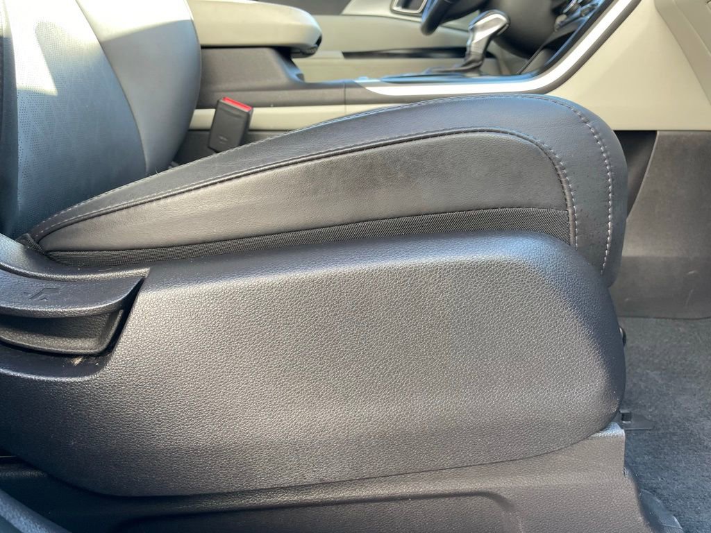 Used 2023 Kia Carnival LX image 30