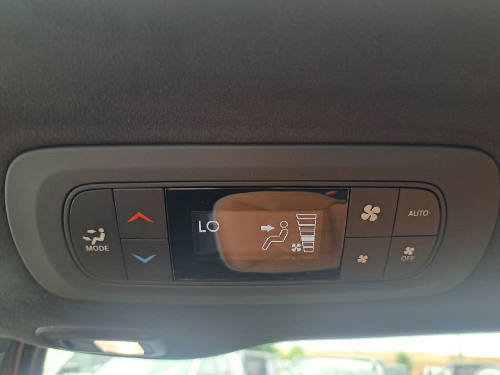Used 2023 Chrysler Pacifica Pinnacle FWD image 31