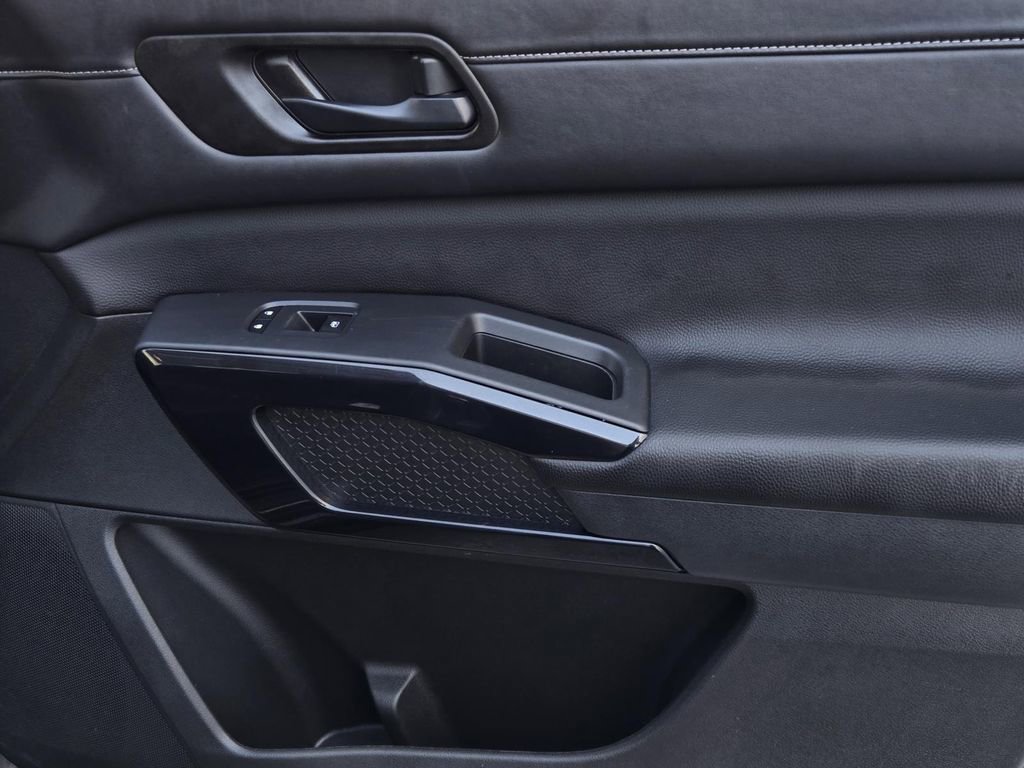 Certified 2025 Nissan Pathfinder SV image 8