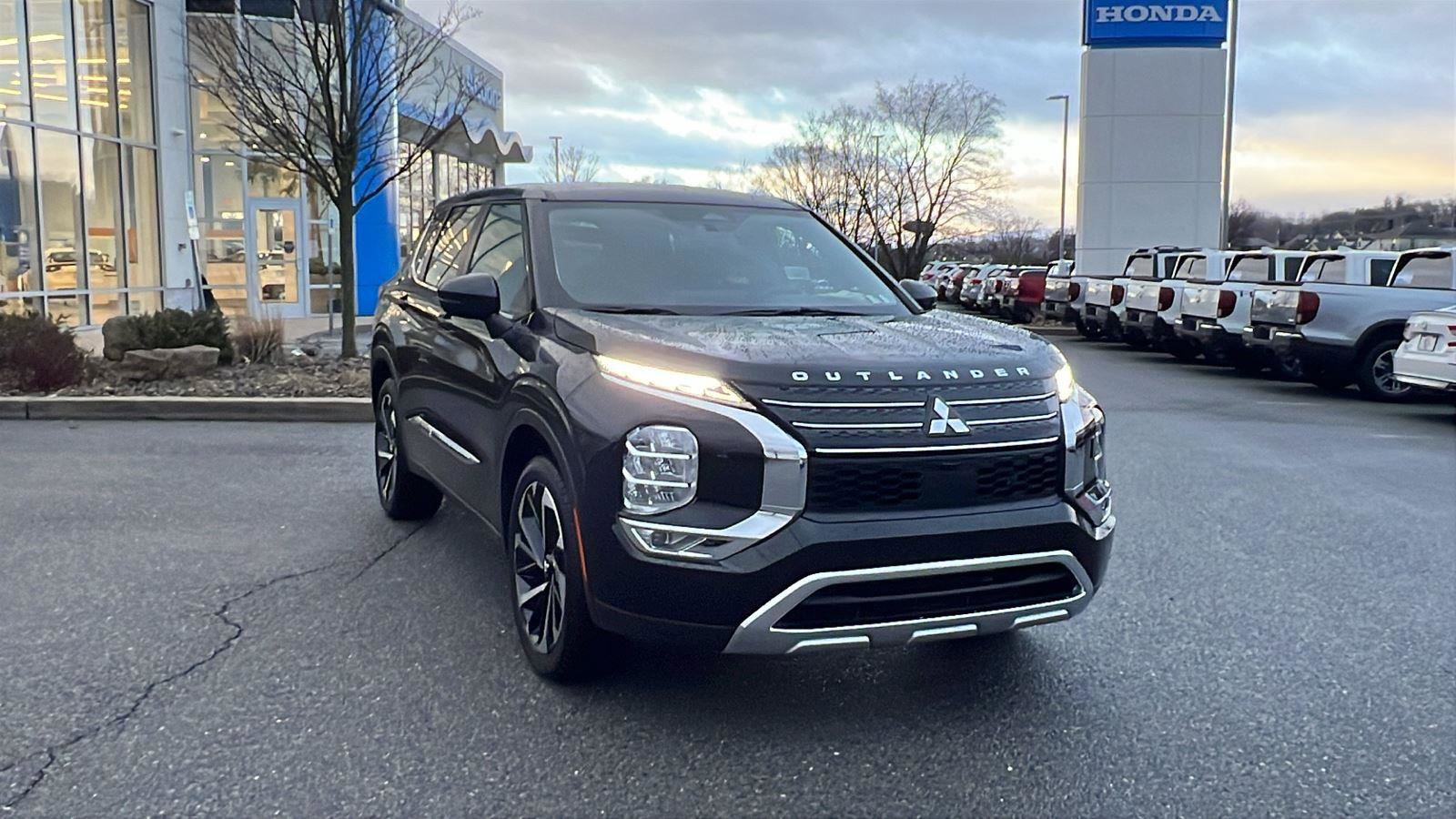 Used 2024 Mitsubishi Outlander SE image 1