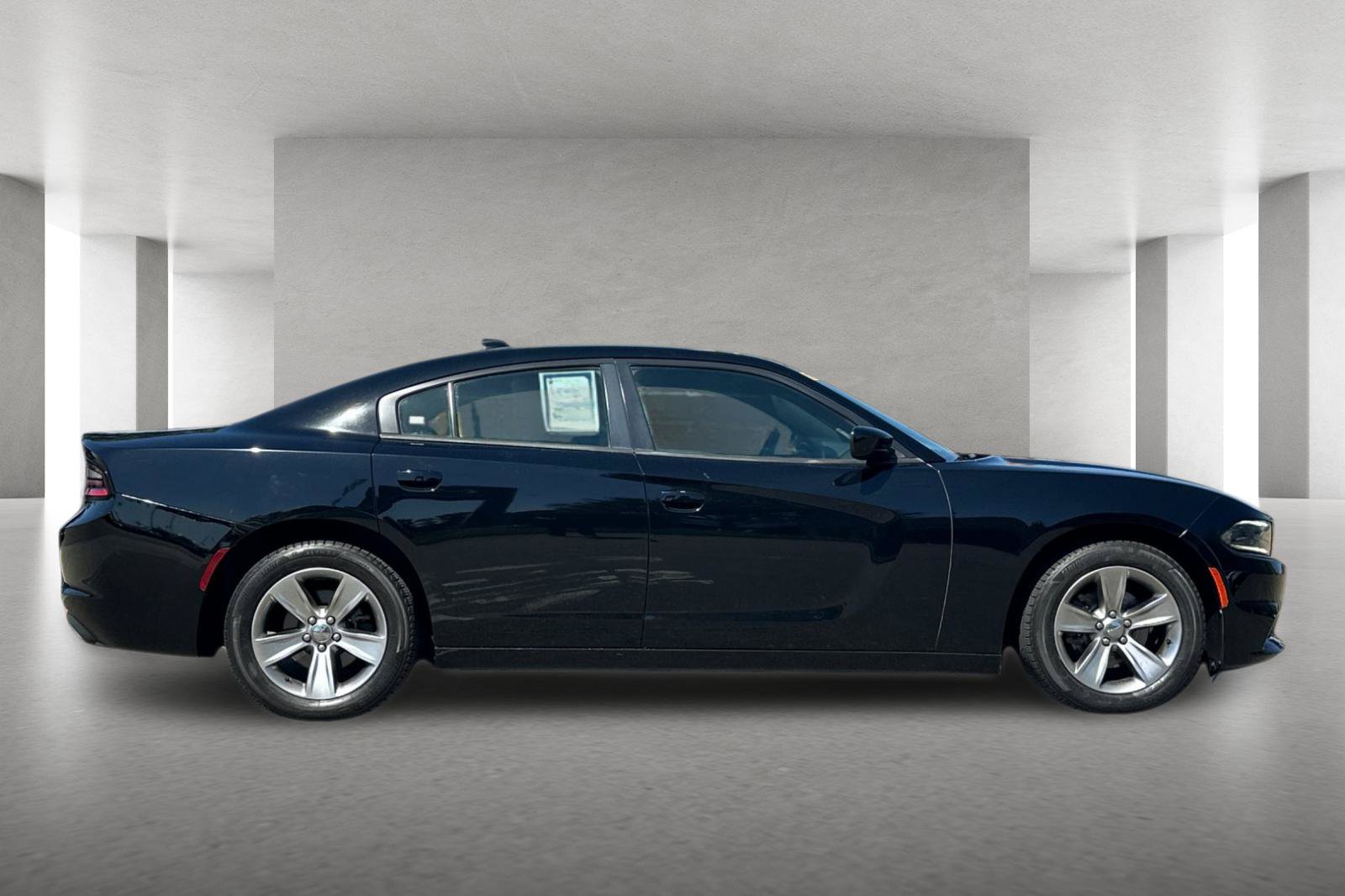 Used 2016 Dodge Charger SXT RWD image 3