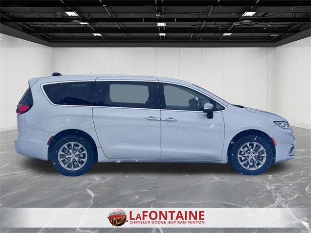 Used 2023 Chrysler Pacifica Touring-L image 6