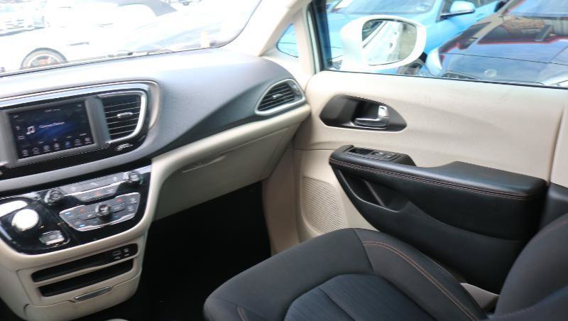Used 2020 Chrysler Pacifica Touring w/ Tire & Wheel Group FWD image 20