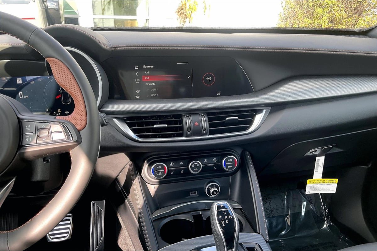 New 2025 Alfa Romeo Stelvio Sprint image 7