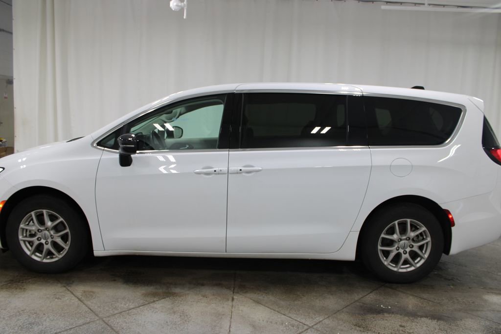 Used 2024 Chrysler Pacifica Touring-L image 6