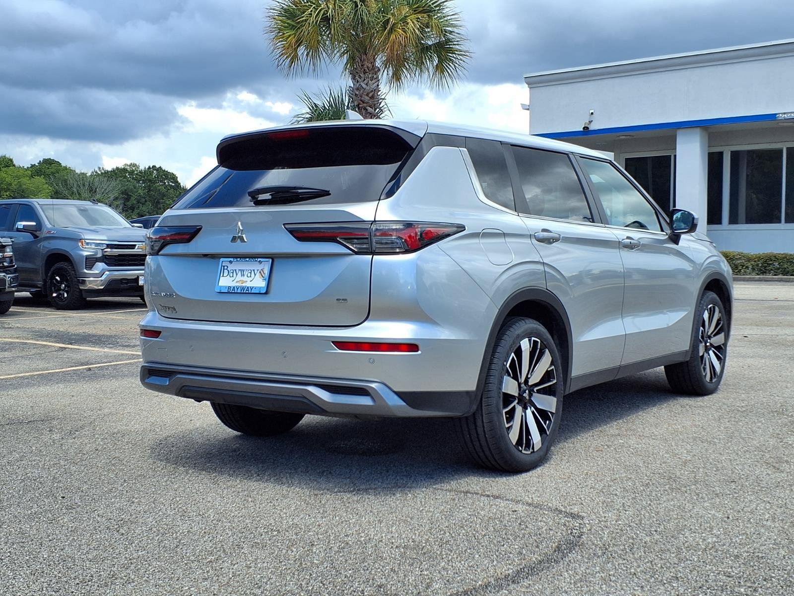 Used 2025 Mitsubishi Outlander SE FWD image 2