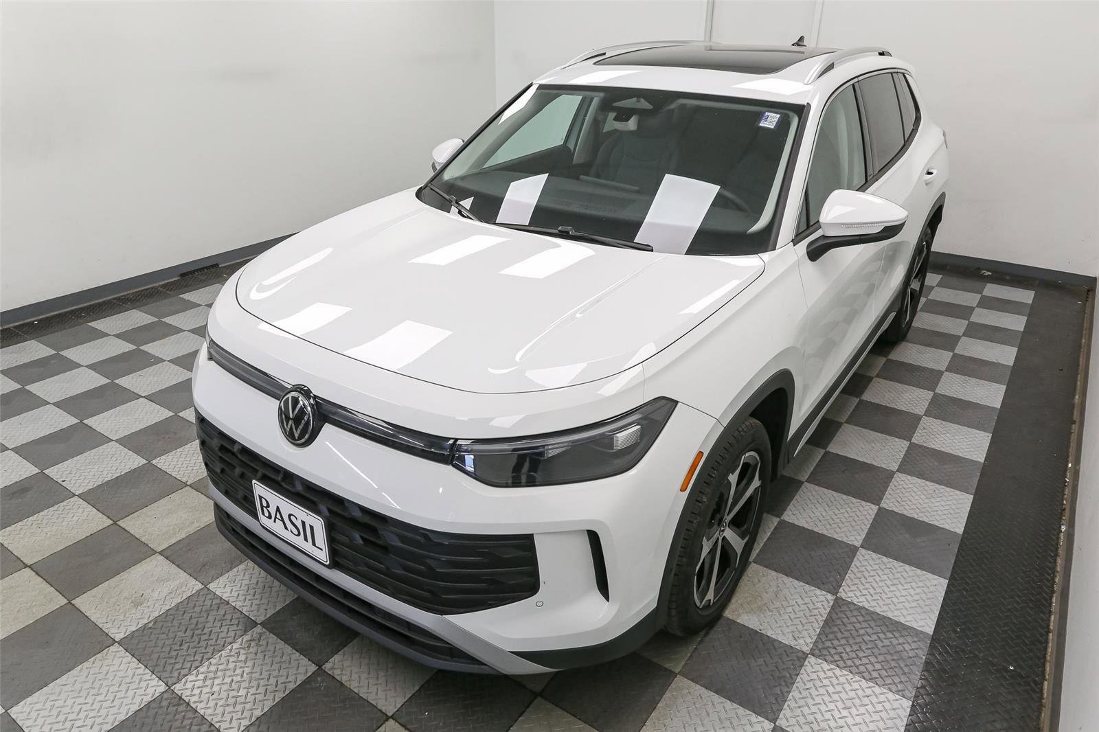 Used 2025 Volkswagen Tiguan SE w/ Panoramic Sunroof Package AWD/4WD image 8