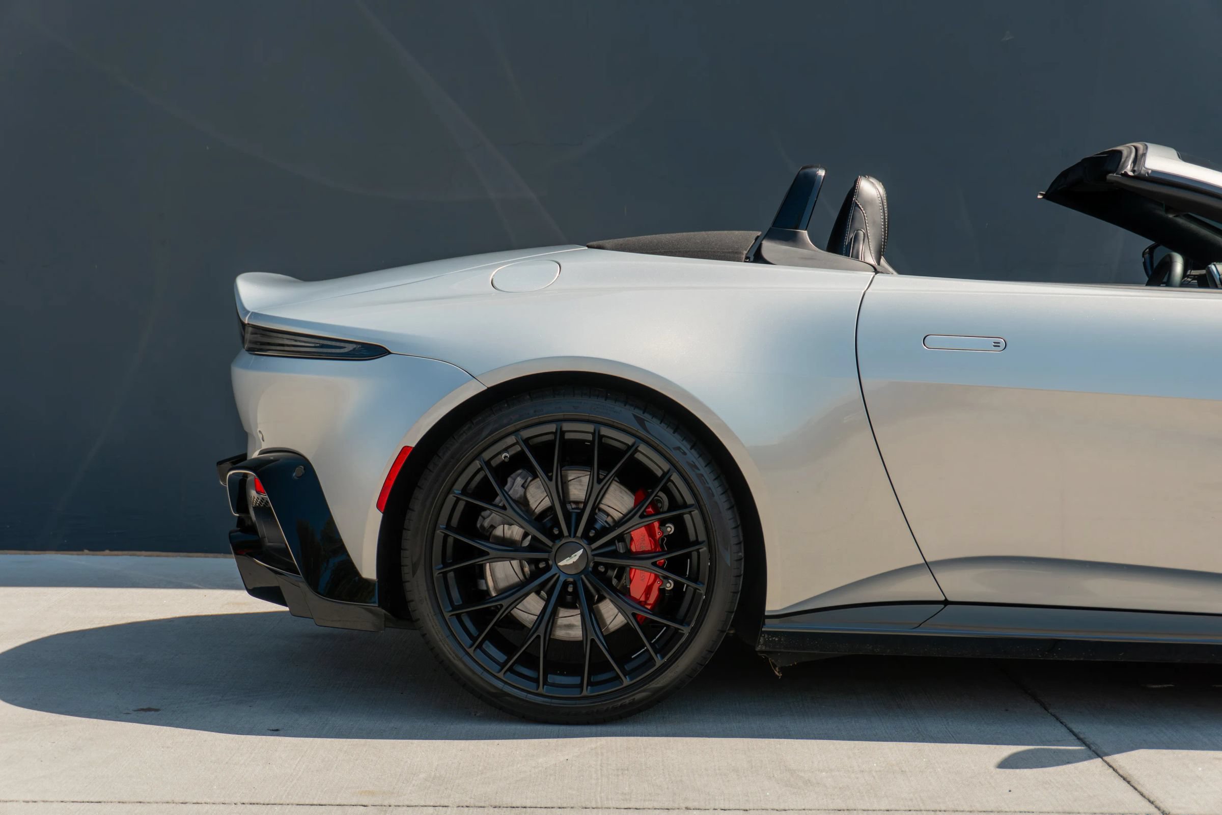 Used 2022 Aston Martin V8 Vantage Roadster RWD image 37