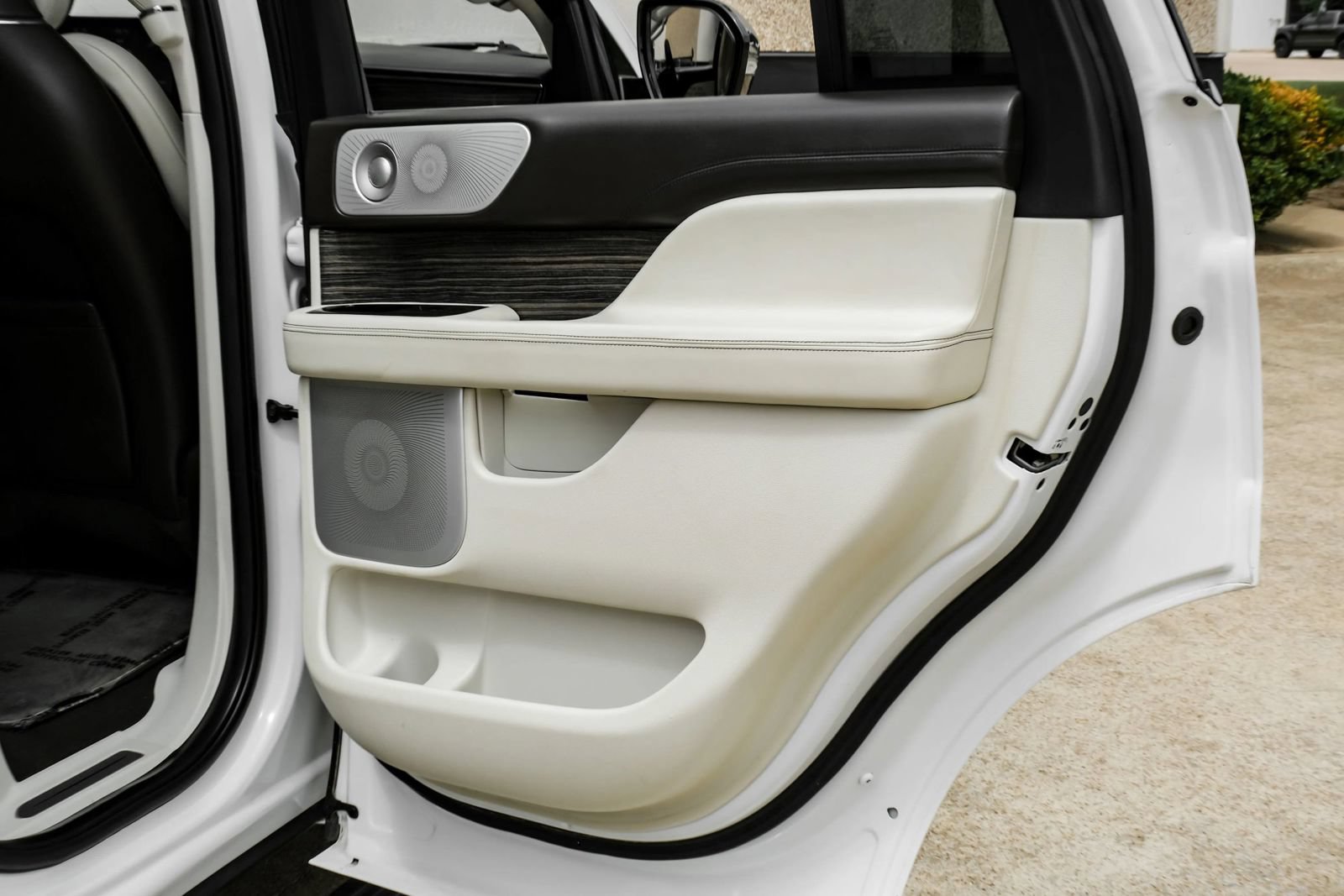 Used 2020 Lincoln Navigator Black Label w/ Cargo Convenience Package AWD/4WD image 49