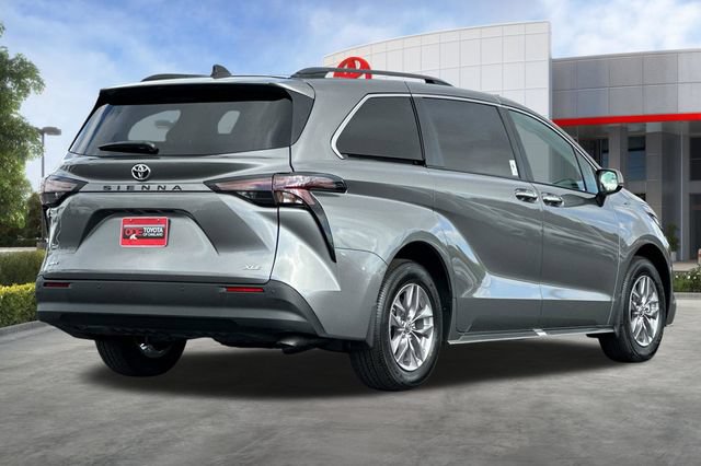 Certified 2026 Toyota Sienna XLE FWD image 5