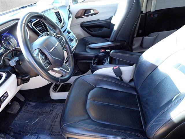Used 2018 Chrysler Pacifica Touring-L w/ Advanced Safetytec Group FWD image 12