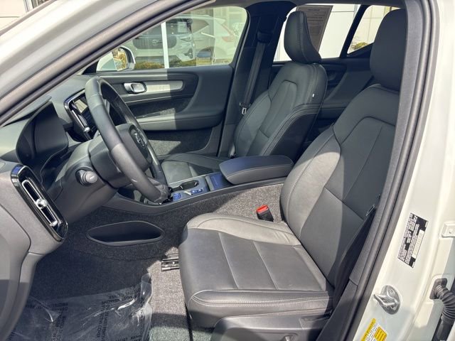 Used 2025 Volvo XC40 B5 Core image 18