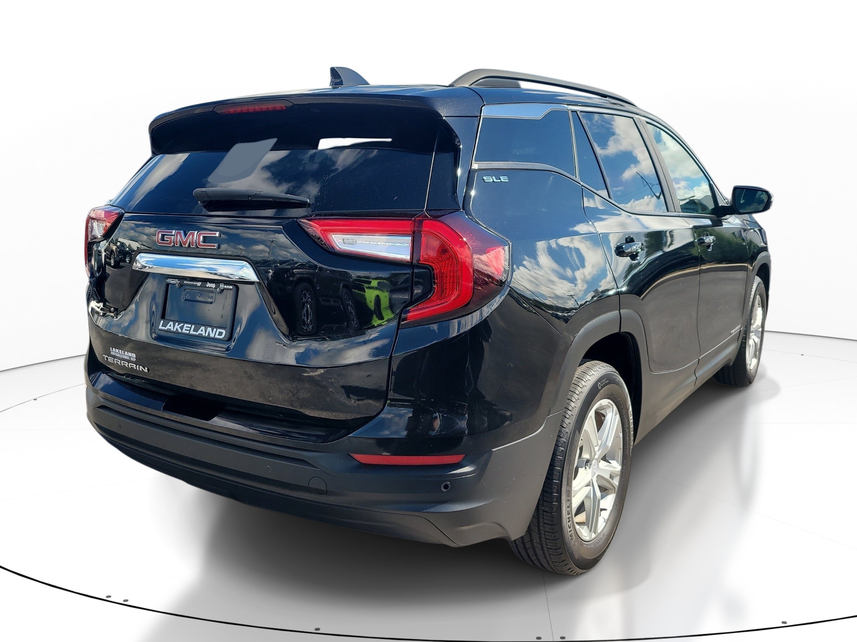 Used 2024 GMC Terrain SLE w/ Driver Convenience Package FWD image 4