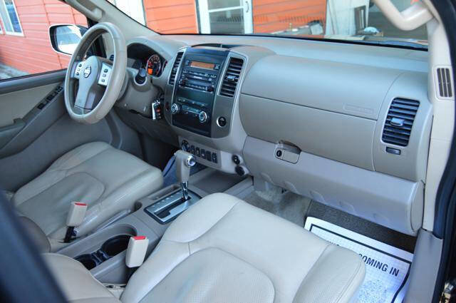 Used 2012 Nissan Frontier SL w/ Moonroof Pkg image 17