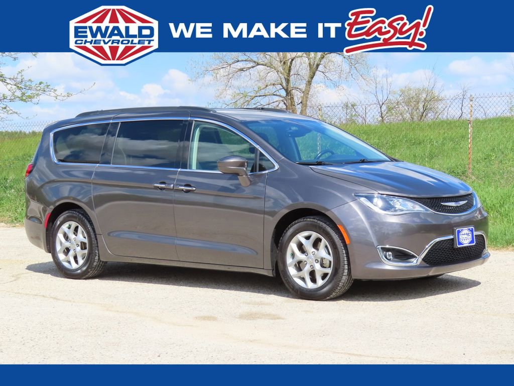 Used 2019 Chrysler Pacifica Touring Plus w/ Tire & Wheel Group FWD image 1