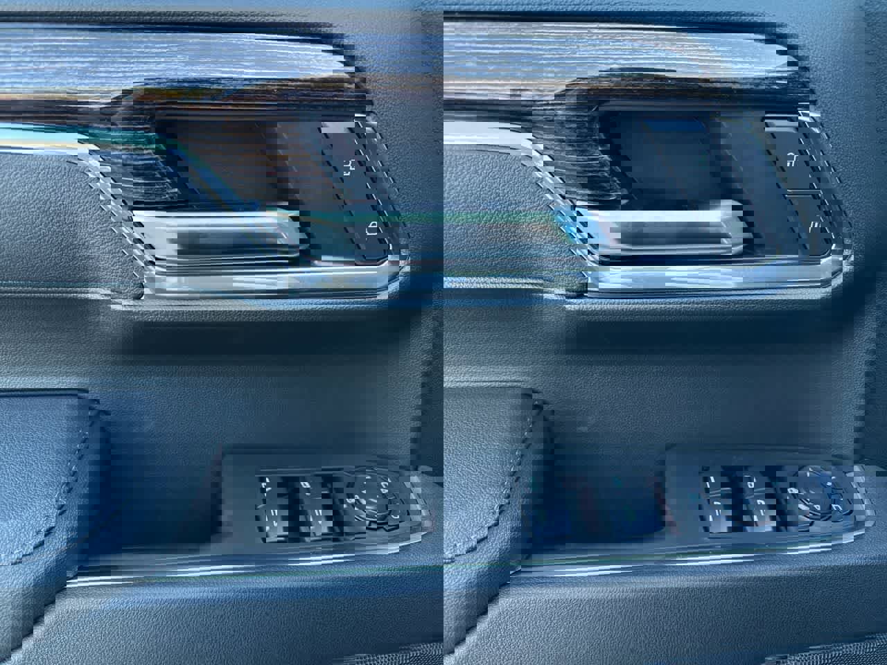 New 2026 GMC Sierra 1500 SLE w/ LPO, Black Badging Package image 18