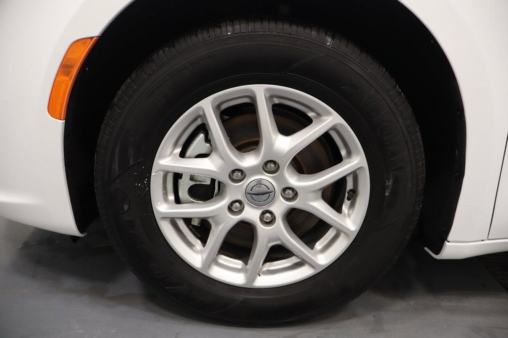 Certified 2025 Chrysler Pacifica Select FWD image 28