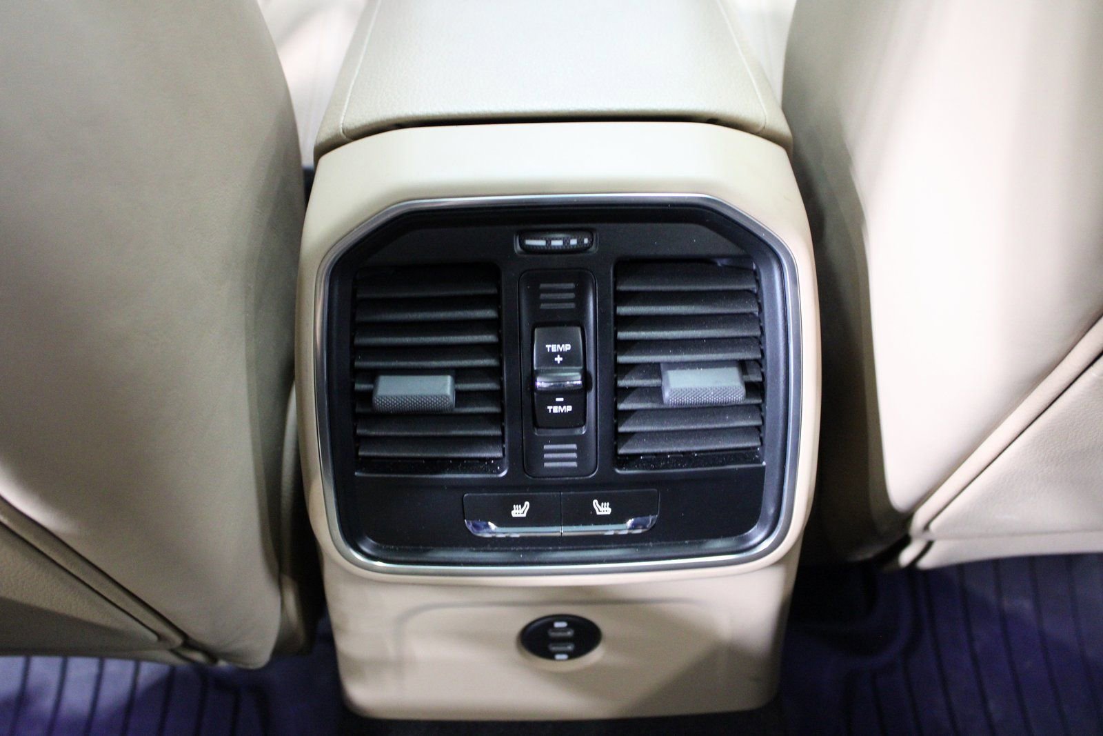 Certified 2025 Porsche Macan image 37