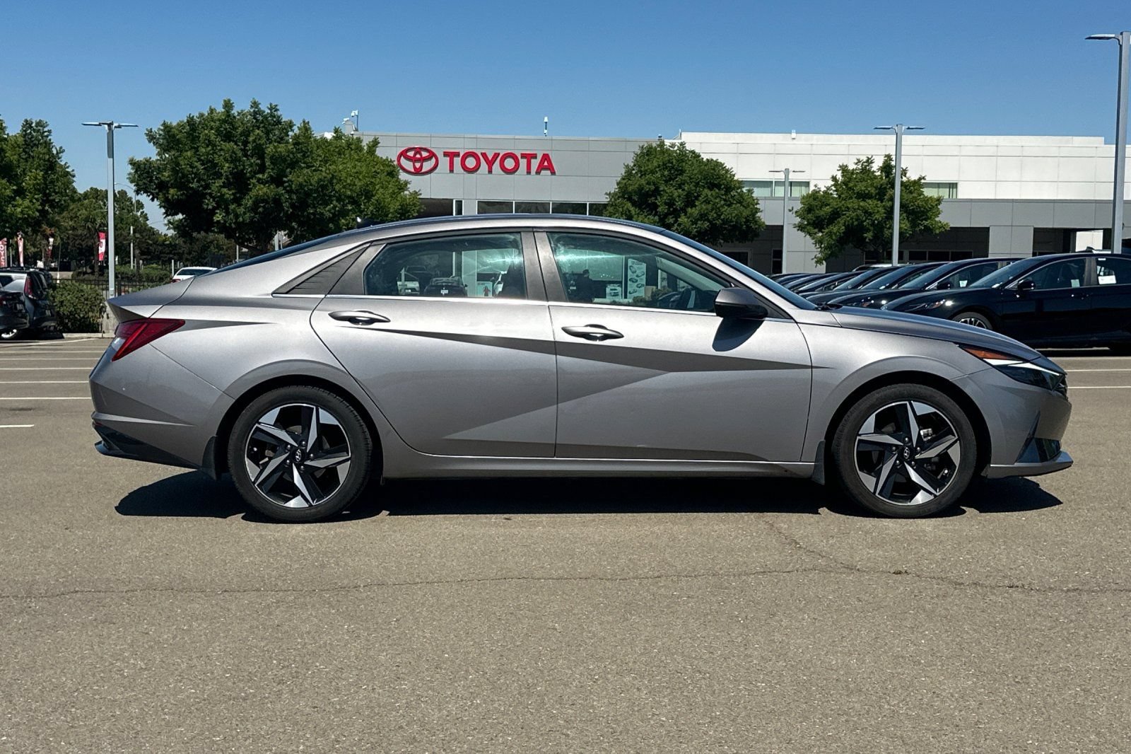 Used 2023 Hyundai Elantra Limited FWD image 3