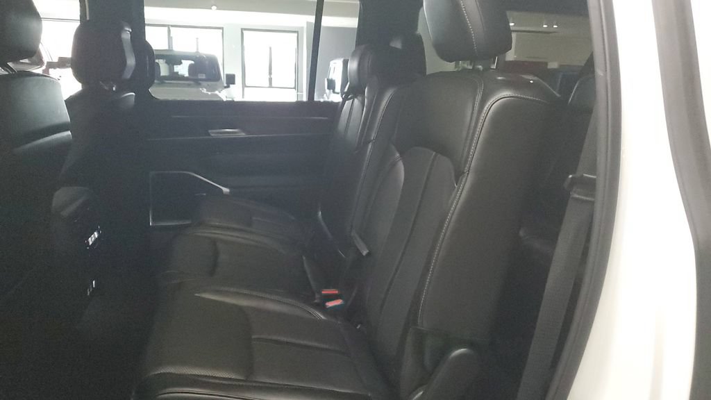 Used 2024 Jeep Wagoneer L Series II w/ Flexible Seating Group RWD image 15