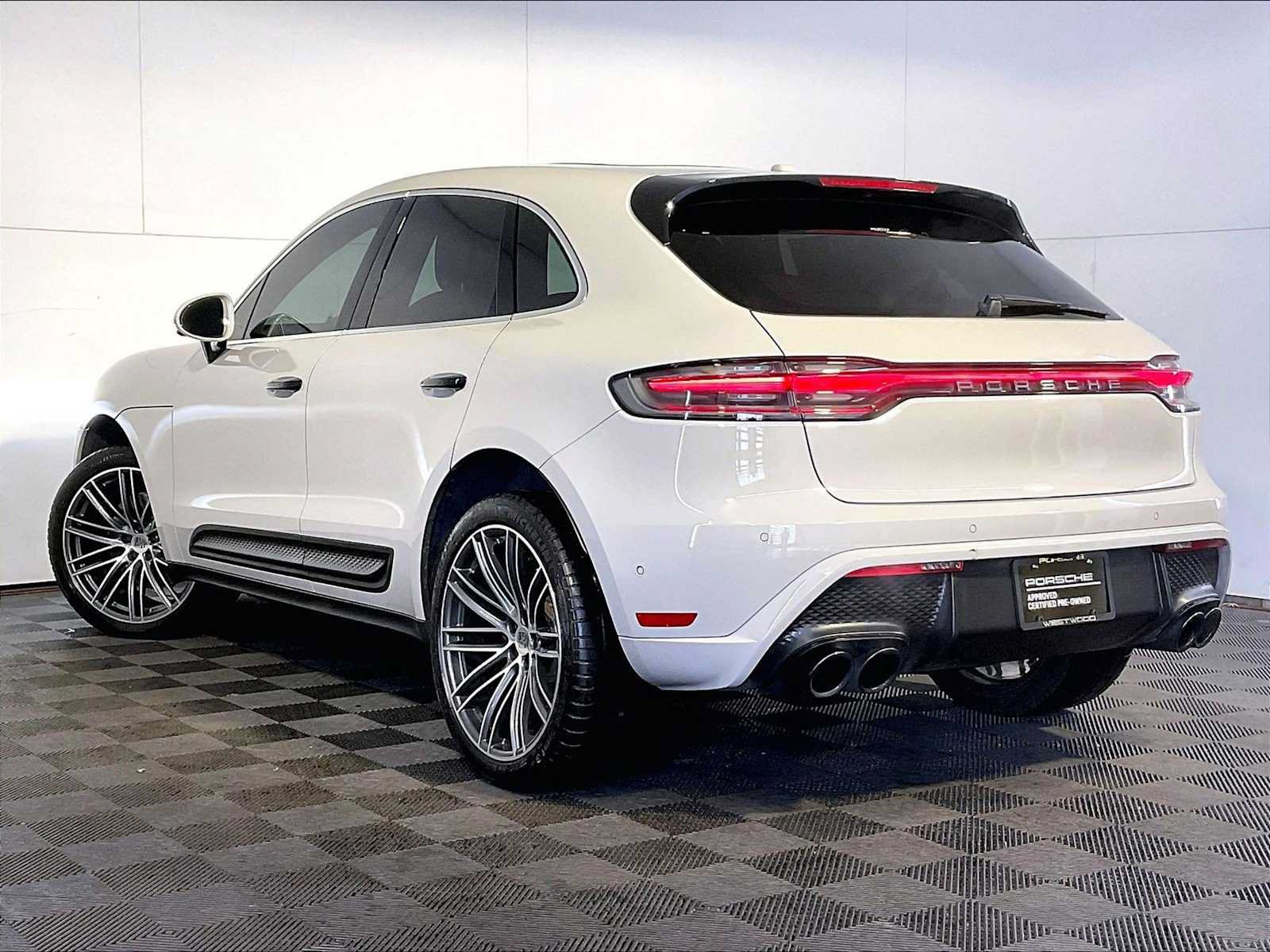 Certified 2023 Porsche Macan S AWD/4WD image 3