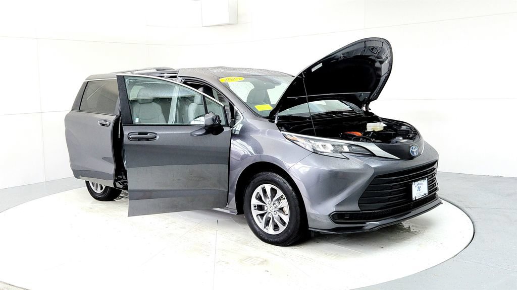 Used 2025 Toyota Sienna LE AWD/4WD image 12