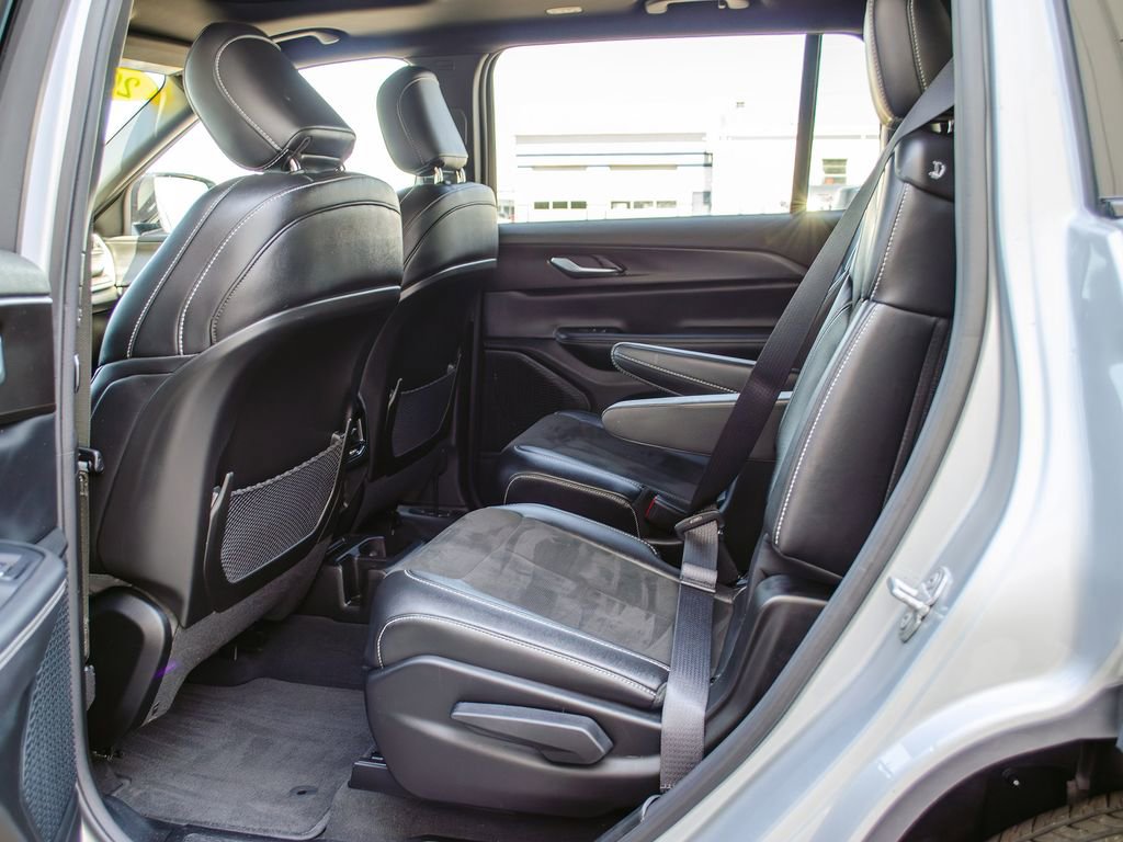 Used 2023 Jeep Grand Cherokee L Laredo image 35