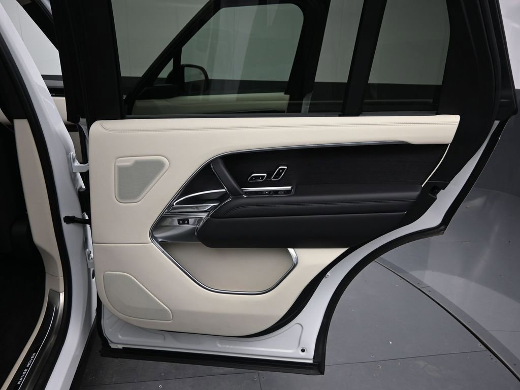 Used 2022 Land Rover Range Rover Long Wheelbase SE image 12
