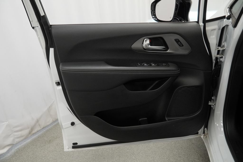 Certified 2025 Chrysler Pacifica Select AWD/4WD image 38