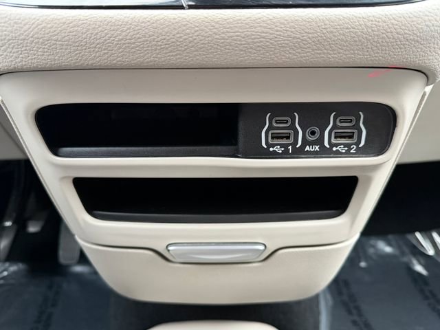 Used 2024 Chrysler Pacifica Select image 25