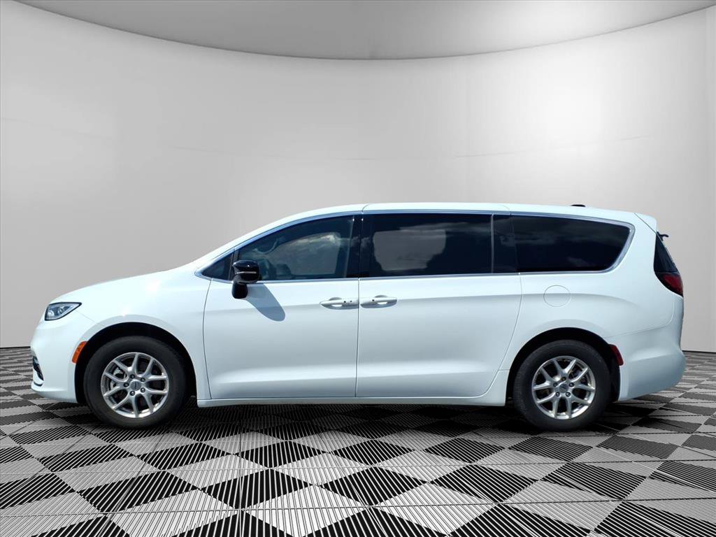 Used 2025 Chrysler Pacifica Select FWD image 25