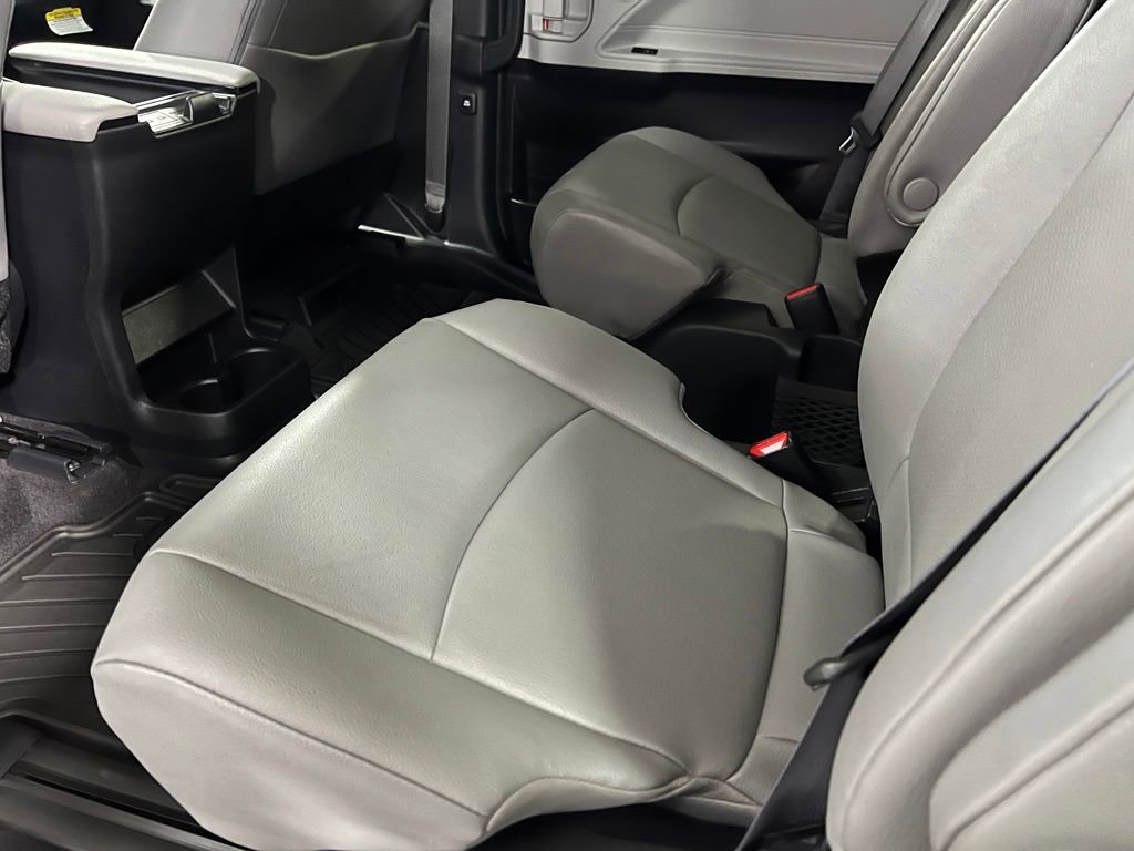 Used 2025 Toyota Sienna XLE w/ XLE Plus Package AWD/4WD image 17
