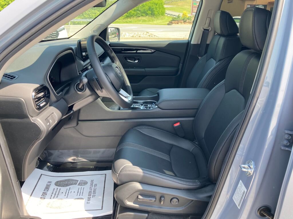 New 2025 Honda Pilot Touring image 7