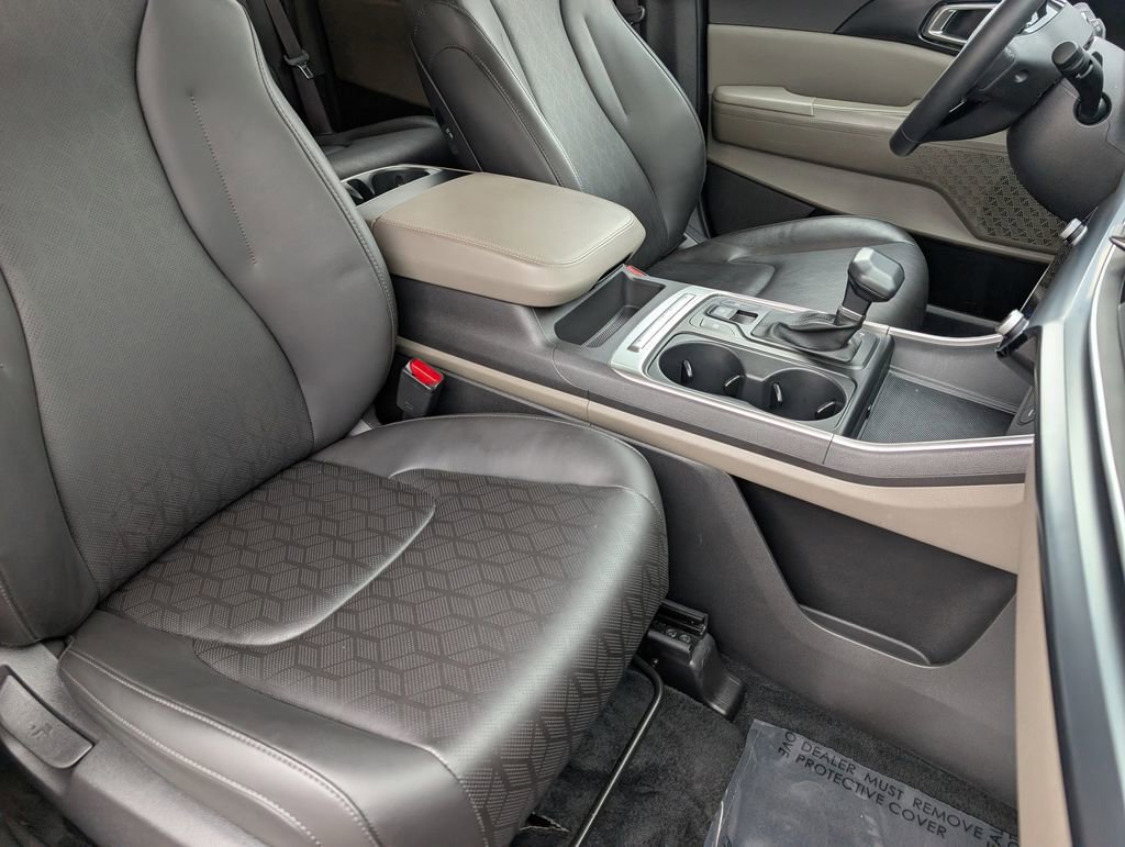 Used 2025 Kia Carnival FWD image 23