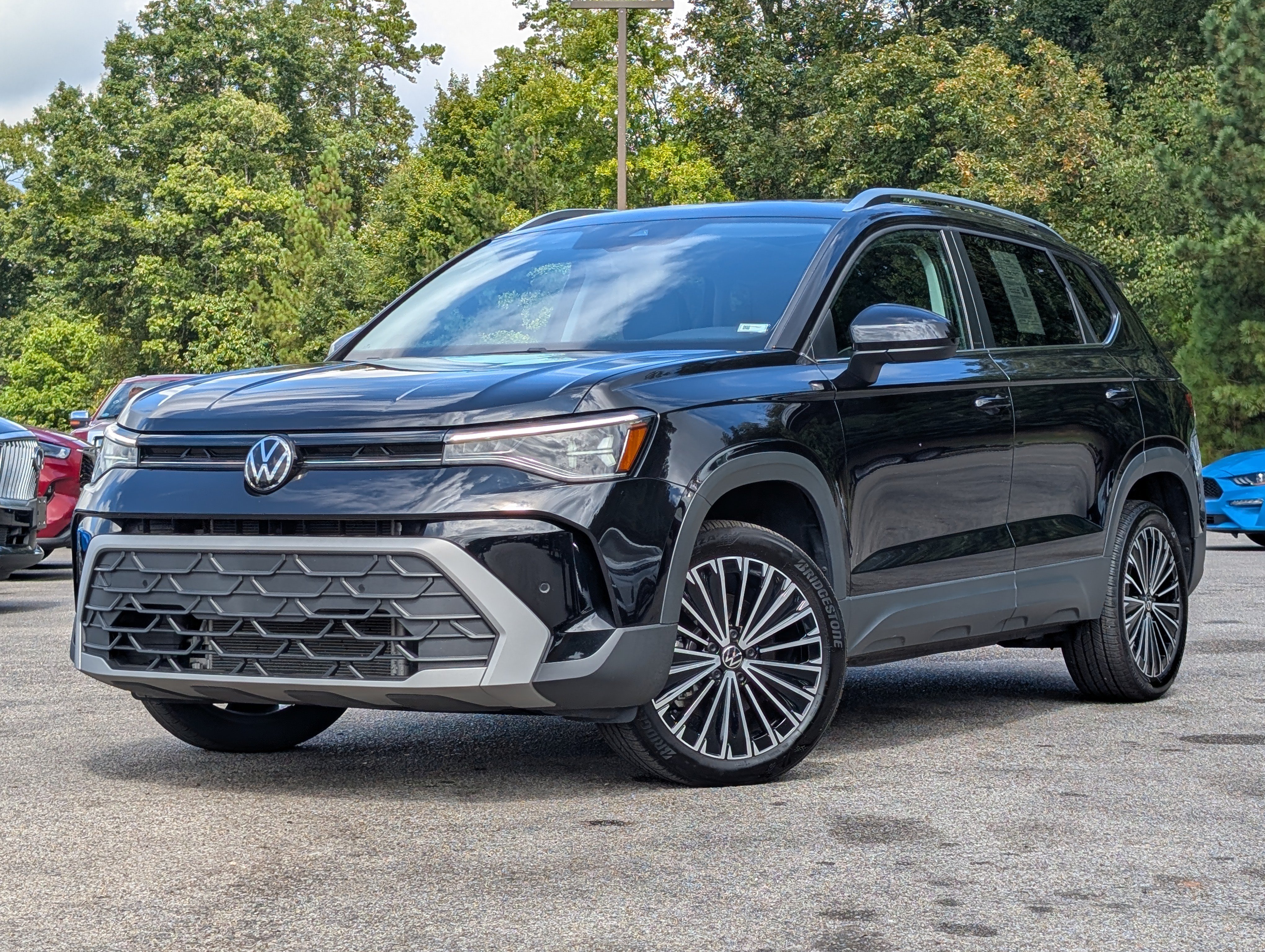 Used 2025 Volkswagen Taos SE w/ Panoramic Sunroof Package FWD image 4