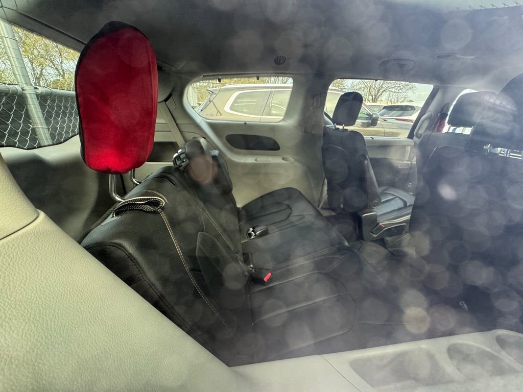 Used 2020 Chrysler Pacifica Touring-L image 5