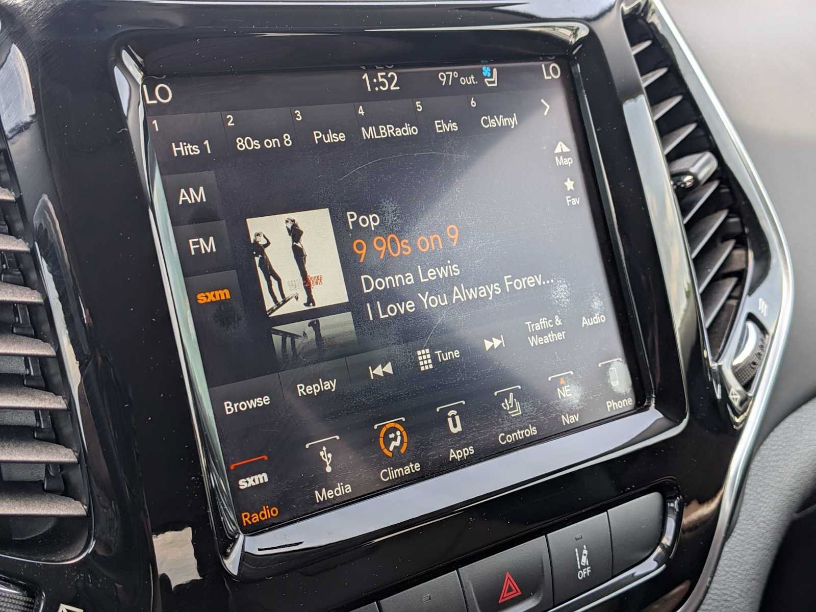 Used 2019 Jeep Cherokee Overland w/ Technology Group AWD/4WD image 24