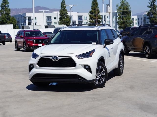 Used 2023 Toyota Highlander XLE FWD image 5
