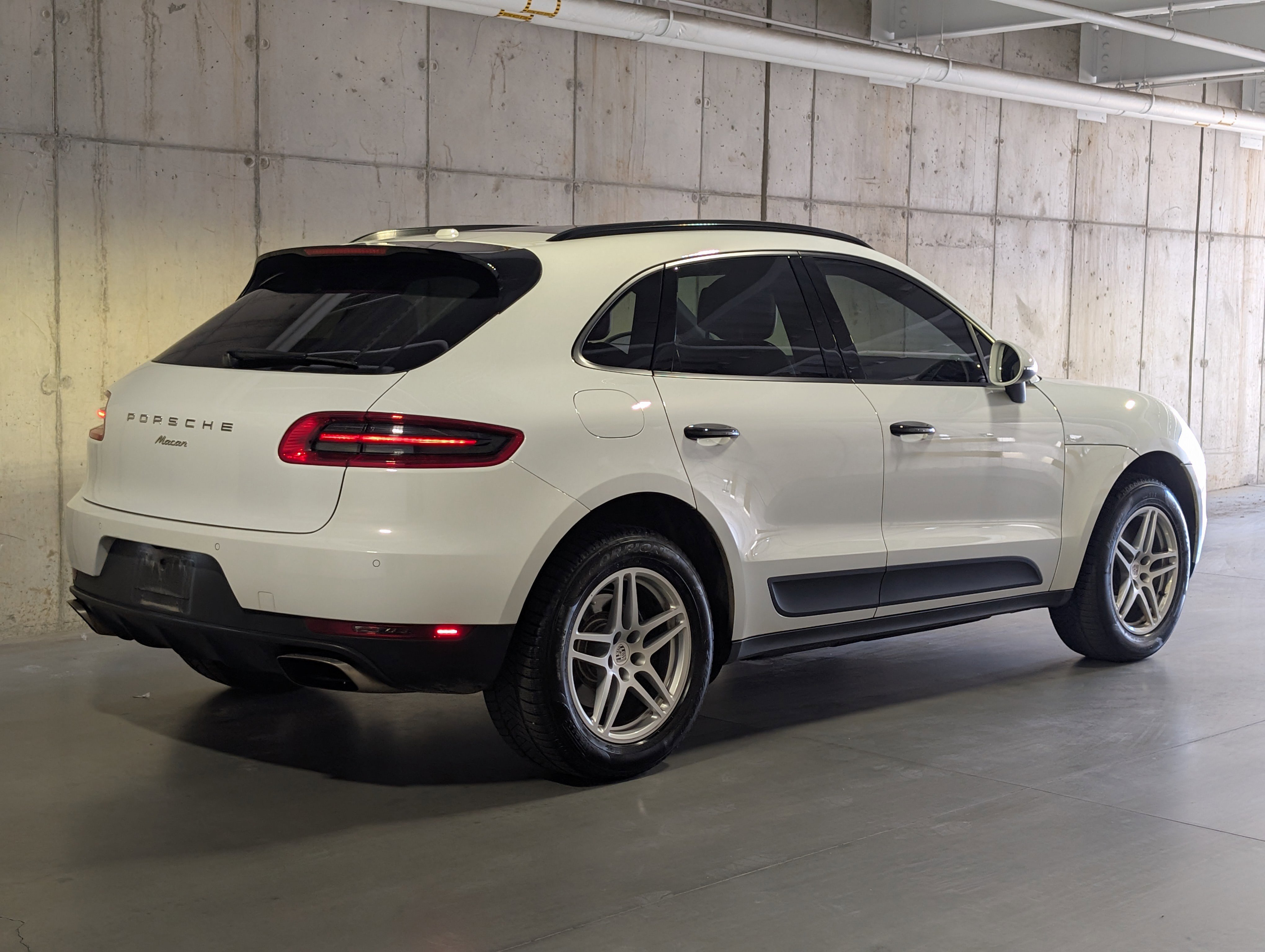 Certified 2018 Porsche Macan AWD/4WD image 9
