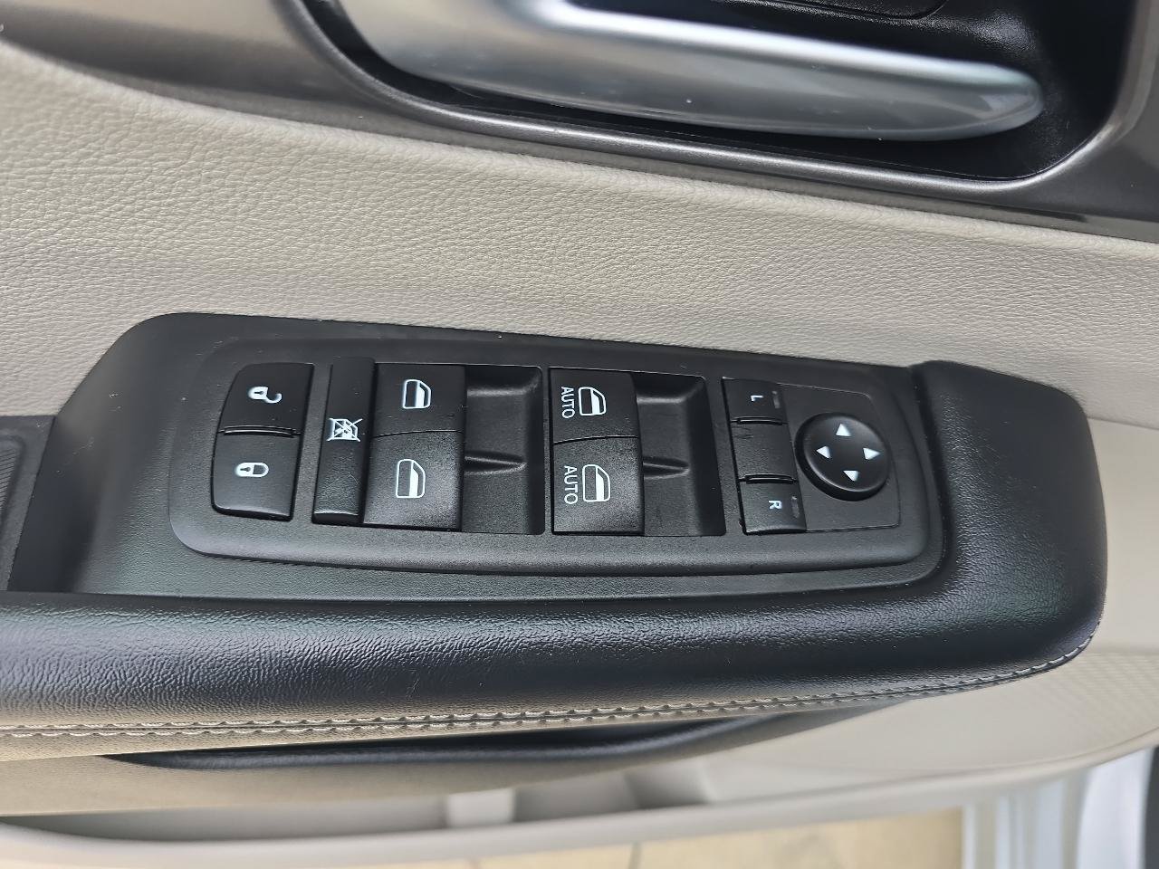 Used 2023 Chrysler Pacifica Touring-L FWD image 20