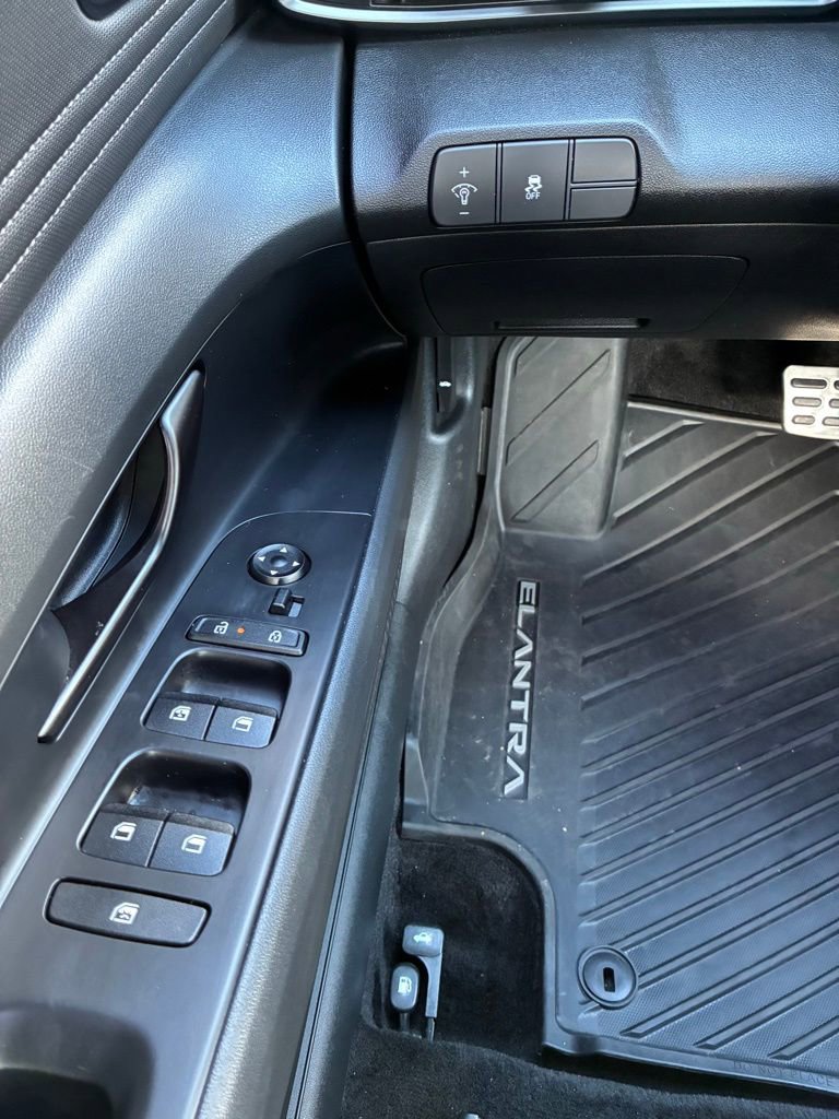 Used 2025 Hyundai Elantra Sport image 16