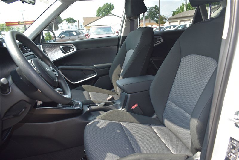 Used 2025 Kia Soul LX w/ LX Technology Package FWD image 11