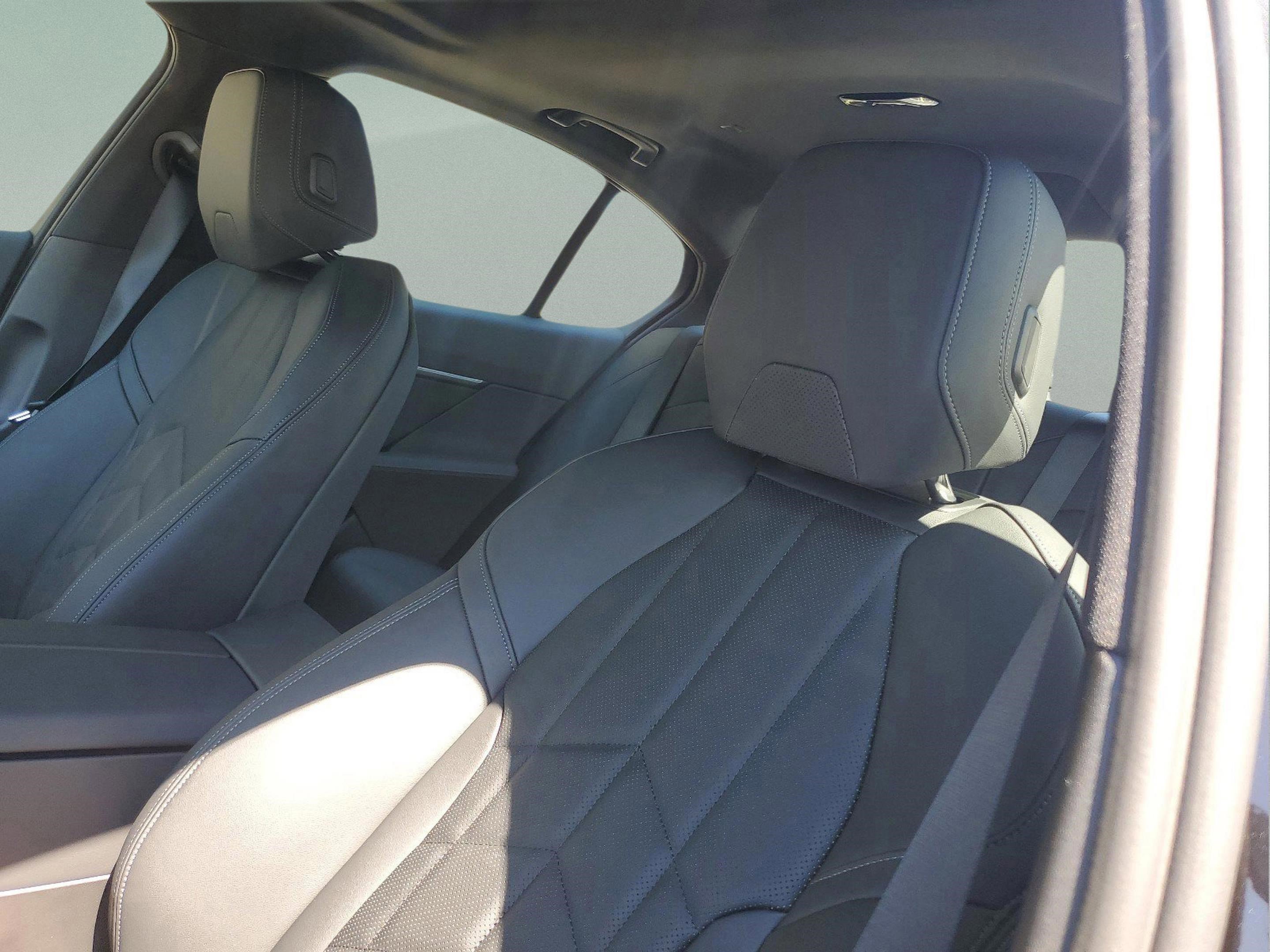 Used 2025 BMW i5 eDrive40i w/ Premium Package RWD image 16