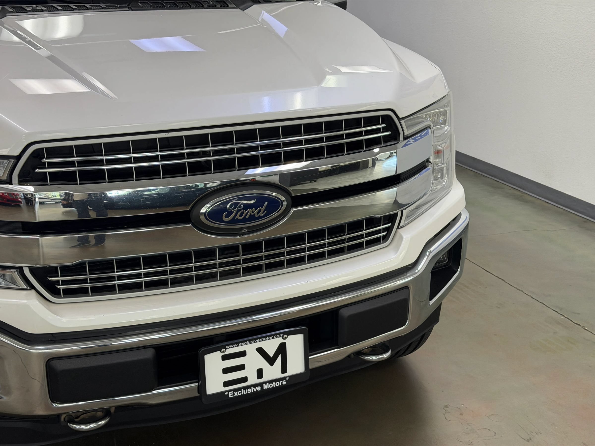 Used 2019 Ford F150 Lariat w/ Equipment Group 502A Luxury AWD/4WD image 4