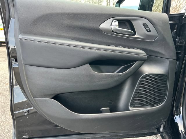 Used 2025 Chrysler Pacifica Select FWD image 21