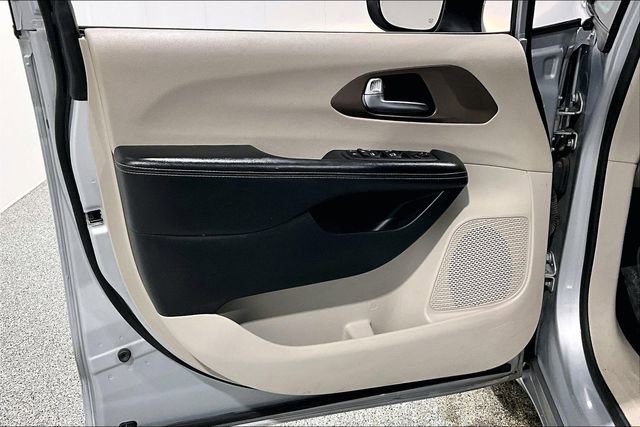 Used 2022 Chrysler Voyager LX image 21