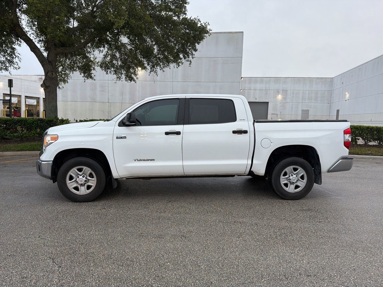 Used 2014 Toyota Tundra SR5 w/ SR5 Upgrade Package AWD/4WD image 2